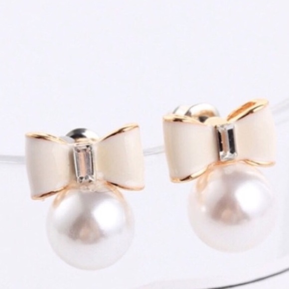 Gorgeous Pearl + Bow Stud Earrings - Picture 4 of 5